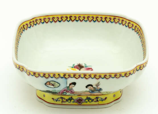 CHINESE PORCELAIN BOWL WITH MUSICIANS - фото 1