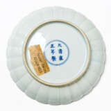A RARE AND IMPORTANT CHINESE FAMILLE ROSE CHRYSANTHEMUM DISH - photo 2