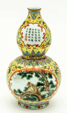 CHINESE DOUBLE PUMPKIN PORCELAIN VASE WITH MONKEY AND RABBIT - фото 1