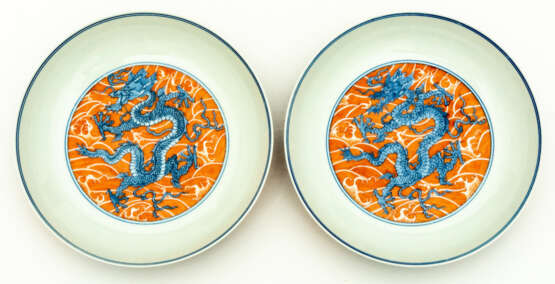 2 CHINESE PORCELAIN PLATES WITH DRAGONS - photo 1