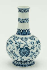 CHINESE BLUE AND WHITE PUMPKIN PORCELAIN VASE