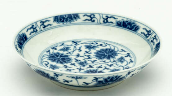 CHINESE BLUE AND WHITE PORCELAIN DISH - фото 1