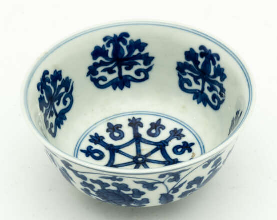 CHINESE BLUE AND WHITE PORCELAIN BOWL - фото 1