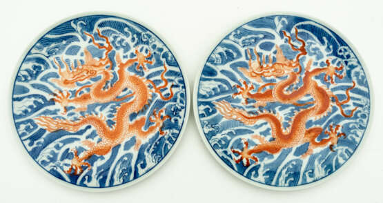 2 CHINESE PORCELAIN PLATES SHOWING A DRAGON - photo 1