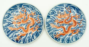 2 CHINESE PORCELAIN PLATES SHOWING A DRAGON