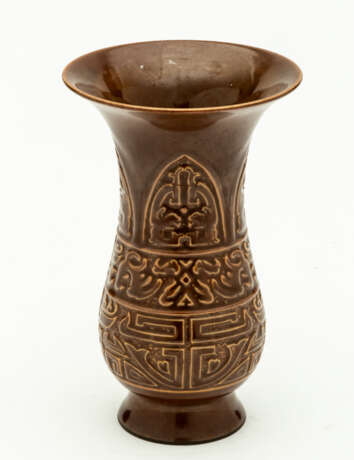 SMALL CHINESE BROWN PORCELAIN VASE - фото 1