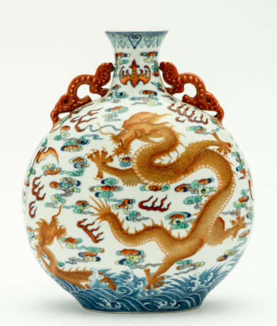 LARGE CHINESE PORCELAIN HANDLE VASE SHOWING DRAGONS - фото 1