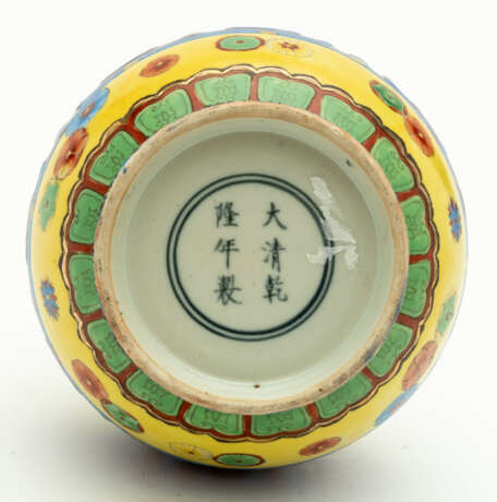 CHINESE BLUE-RED-YELLOW-GREEN PORCELAIN VASE - фото 1