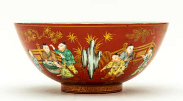 RED CHINESE PORCELAIN BOWL WITH FIGURAL SCENERY AND GOLDEN DECORATIONS