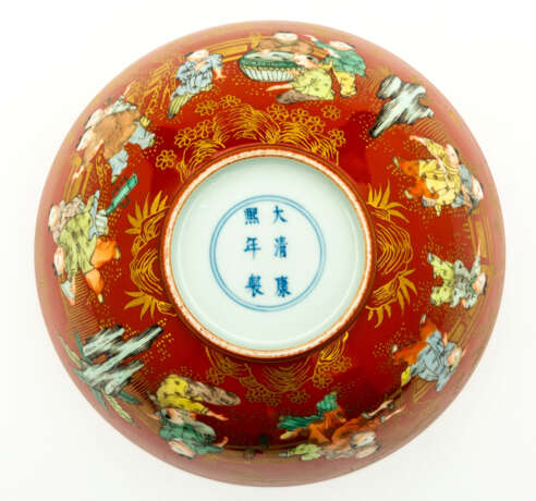 RED CHINESE PORCELAIN BOWL WITH FIGURAL SCENERY AND GOLDEN DECORATIONS - photo 2
