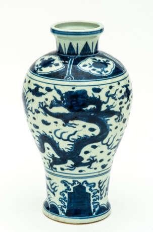 CHINESE BLUE AND WHITE PORCELAIN VASE - фото 1