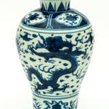 CHINESE BLUE AND WHITE PORCELAIN VASE - фото 1
