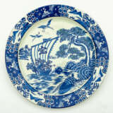 VERY LARGE CHINESE BLUE AND WHITE PORCELAIN PLATE - фото 1