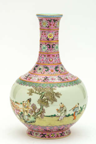 CHINESE PORCELAIN VASE SHOWING PLAYING CHILDREN - фото 1