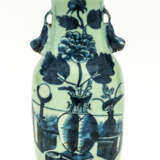 CHINESE PORCELAIN VASE WITH FLORAL MOTIF - фото 1