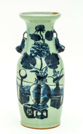 CHINESE PORCELAIN VASE WITH FLORAL MOTIF - photo 1