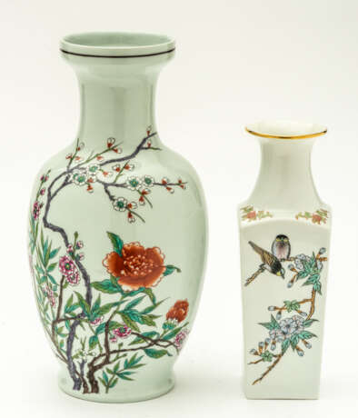 2 CHINESE / FRENCH PORCELAIN VASES - фото 1