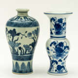2 CHINESE BLUE AND WHITE PORCELAIN VASES - фото 2