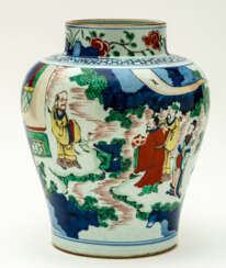 LARGE CHINESE PORCELAIN VASE SHOWING A FIGURAL SCENERY