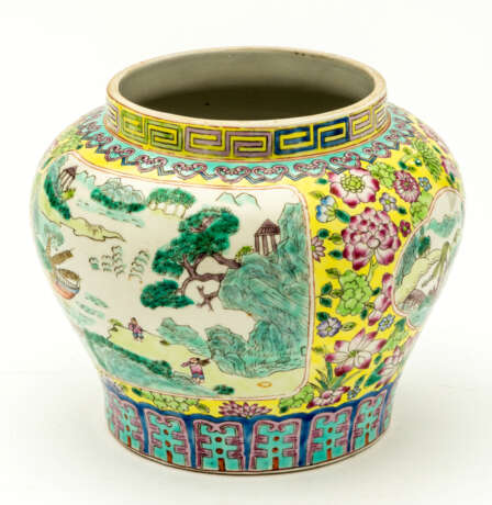 CHINESE PORCELAIN VASE SHOWING LANDSCAPES - photo 1