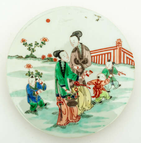 CHINESE PORCELAIN PLATE SHOWING A FIGURAL SCENE - фото 1