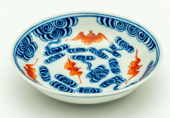 SMALL CHINESE BLUE AND RED PORCELAIN DISH - фото 1