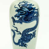 CHINESE BLUE AND WHITE VASE SHOWING DRAGONS - фото 1