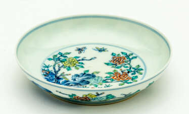 CHINESE PORCELAIN PLATE WITH FLORAL DECOR