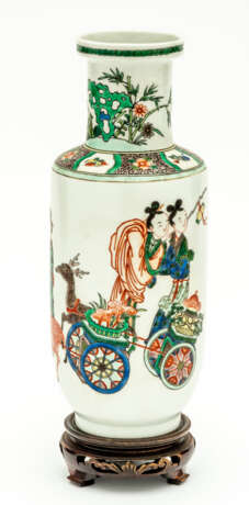 CHINESE PORCELAIN VASE WITH A FIGURAL SCENERY - photo 1