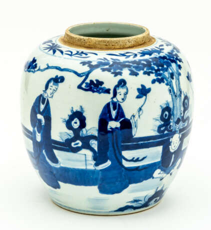 CHINESE BLUE AND WHITE PORCELAIN VASE WITH FIGURAL SCENES - фото 1