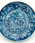 Каталог товаров. CHINESE BLUE AND WHITE PORCELAIN PLATE SHOWING A DRAGON