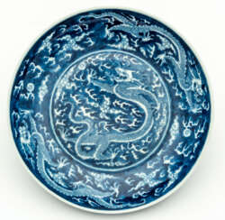 CHINESE BLUE AND WHITE PORCELAIN PLATE SHOWING A DRAGON
