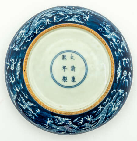 CHINESE BLUE AND WHITE PORCELAIN PLATE SHOWING A DRAGON - photo 2