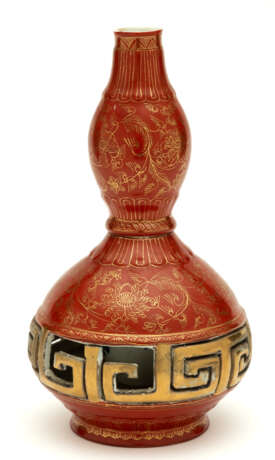 CHINESE TWO-PART PORCELAIN VASE - фото 1