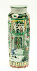 VERY LARGE CHINESE VASE WITH A MOUNTED COMPANY IN FRONT OF A CASTLE