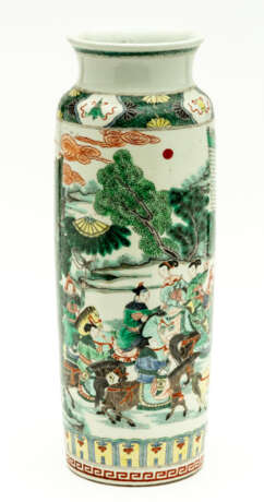 VERY LARGE CHINESE VASE WITH A MOUNTED COMPANY IN FRONT OF A CASTLE - photo 2