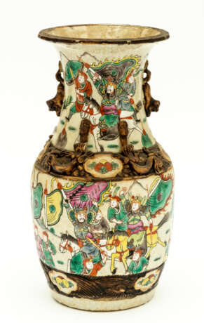 JAPANESE (?) PORCELAIN VASE WITH A WAR SCENERY - photo 1