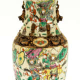JAPANESE (?) PORCELAIN VASE WITH A WAR SCENERY - photo 1