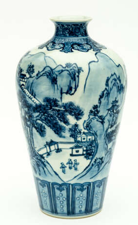 LARGE CHINESE BLUE AND WHITE PORCELAIN VASE SHOWING A LANDSCAPE - фото 1