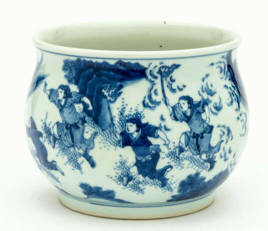BLUE AND WHITE CHINESE PORCELAIN BOWL WITH FIGURAL SCENES - photo 1