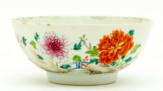 LARGE CHINESE FAMILLE ROSE PORCELAIN BOWL - фото 1