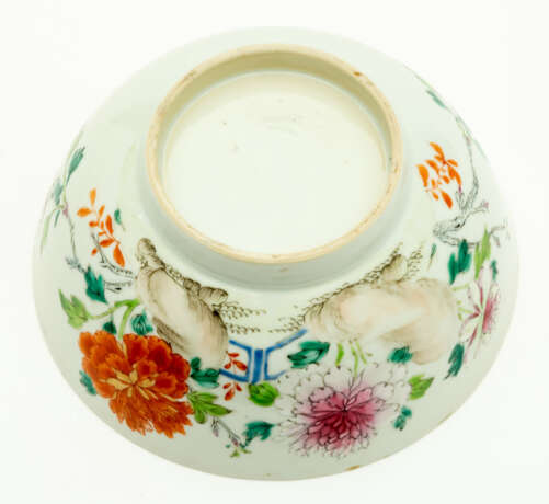 LARGE CHINESE FAMILLE ROSE PORCELAIN BOWL - фото 2