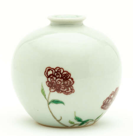 SMALL CHINESE WHITE PORCELAIN VASE WITH FLOWER DECOR - фото 1