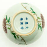 SMALL CHINESE WHITE PORCELAIN VASE WITH FLOWER DECOR - фото 2