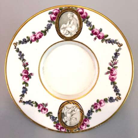 Schale / Anbietschälchen: Höchst Porzellan, 1763 - 1796. Dekor Putten und Blumen-Ranken. Gold-Rand. Selten und sehr gut - фото 1