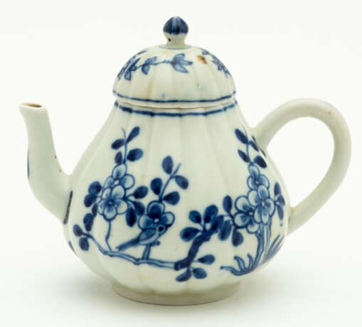 CHINESE BLUE-WHITE PORCELAIN TEA-POT - фото 1