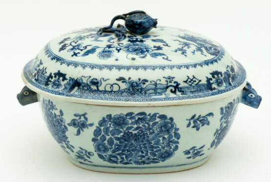CHINESE BLUE AND WHITE PORCELAIN SOUP TERRINE - фото 1