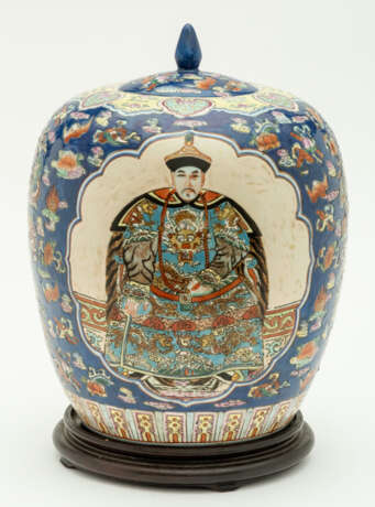 LARGE CHINESE LIDDED PORCELAIN VASE WITH REPRESENTATIONS OF TWO PERSONS (FATHER AND SON?) - фото 1