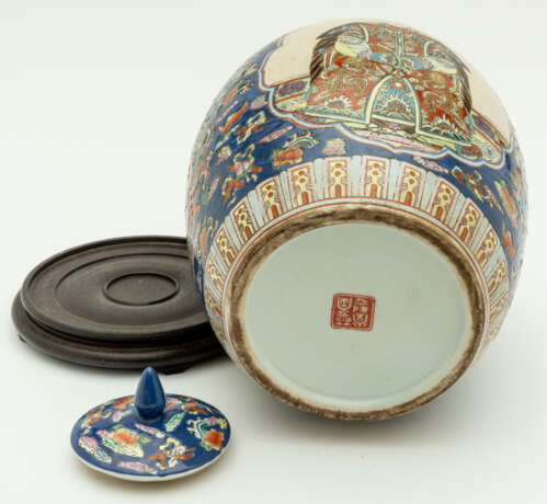 LARGE CHINESE LIDDED PORCELAIN VASE WITH REPRESENTATIONS OF TWO PERSONS (FATHER AND SON?) - photo 3