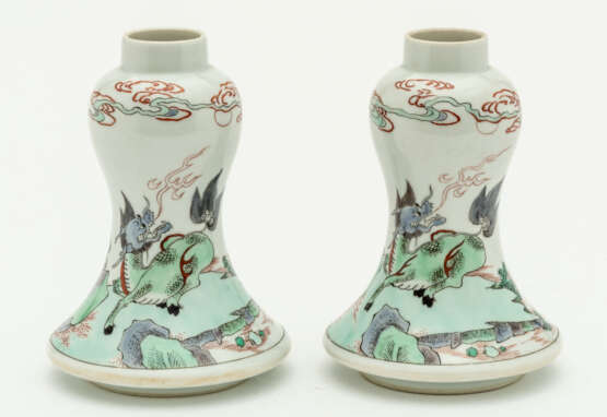 TWO CHINESE PORCELAIN VASES WITH DRAGONS IN A LANDSCAPE - фото 1